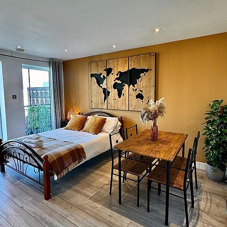 شقة Cozy Flat With Balcony لندن المظهر الخارجي الصورة