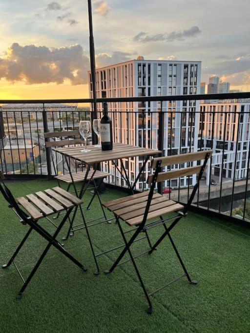 شقة Cozy Flat With Balcony لندن المظهر الخارجي الصورة