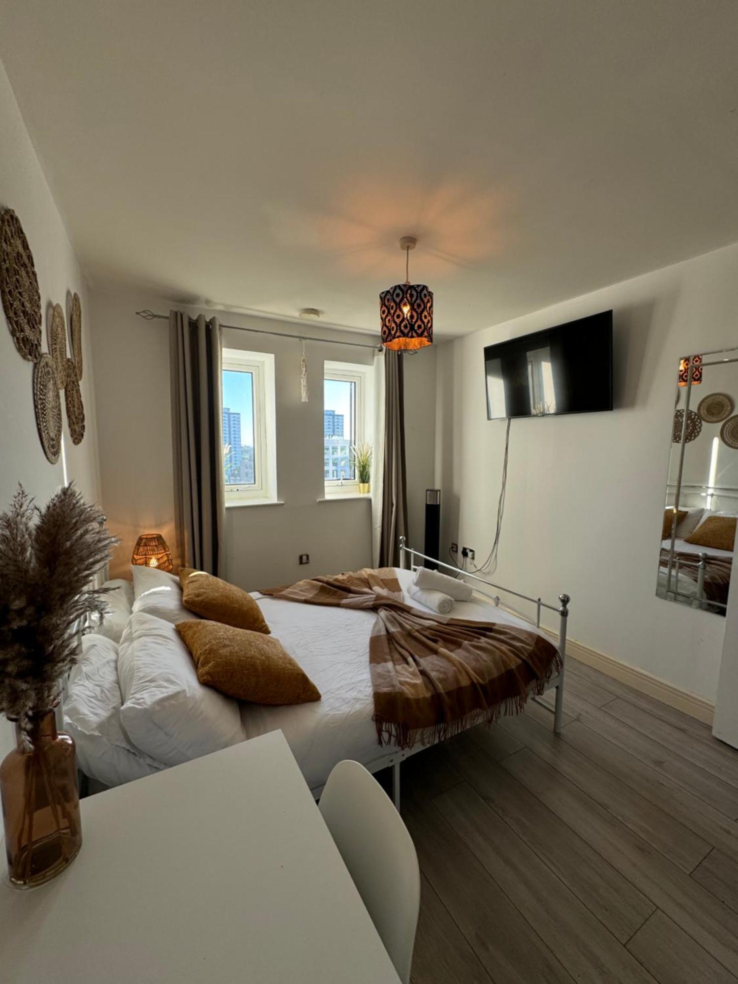 شقة Cozy Flat With Balcony لندن المظهر الخارجي الصورة