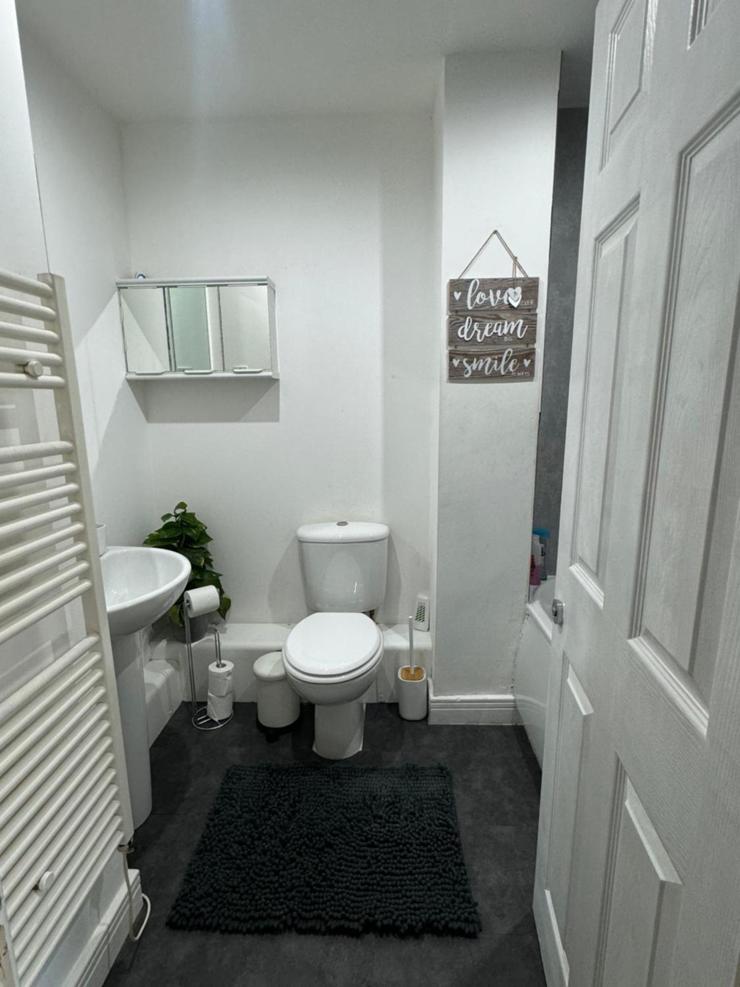 شقة Cozy Flat With Balcony لندن المظهر الخارجي الصورة