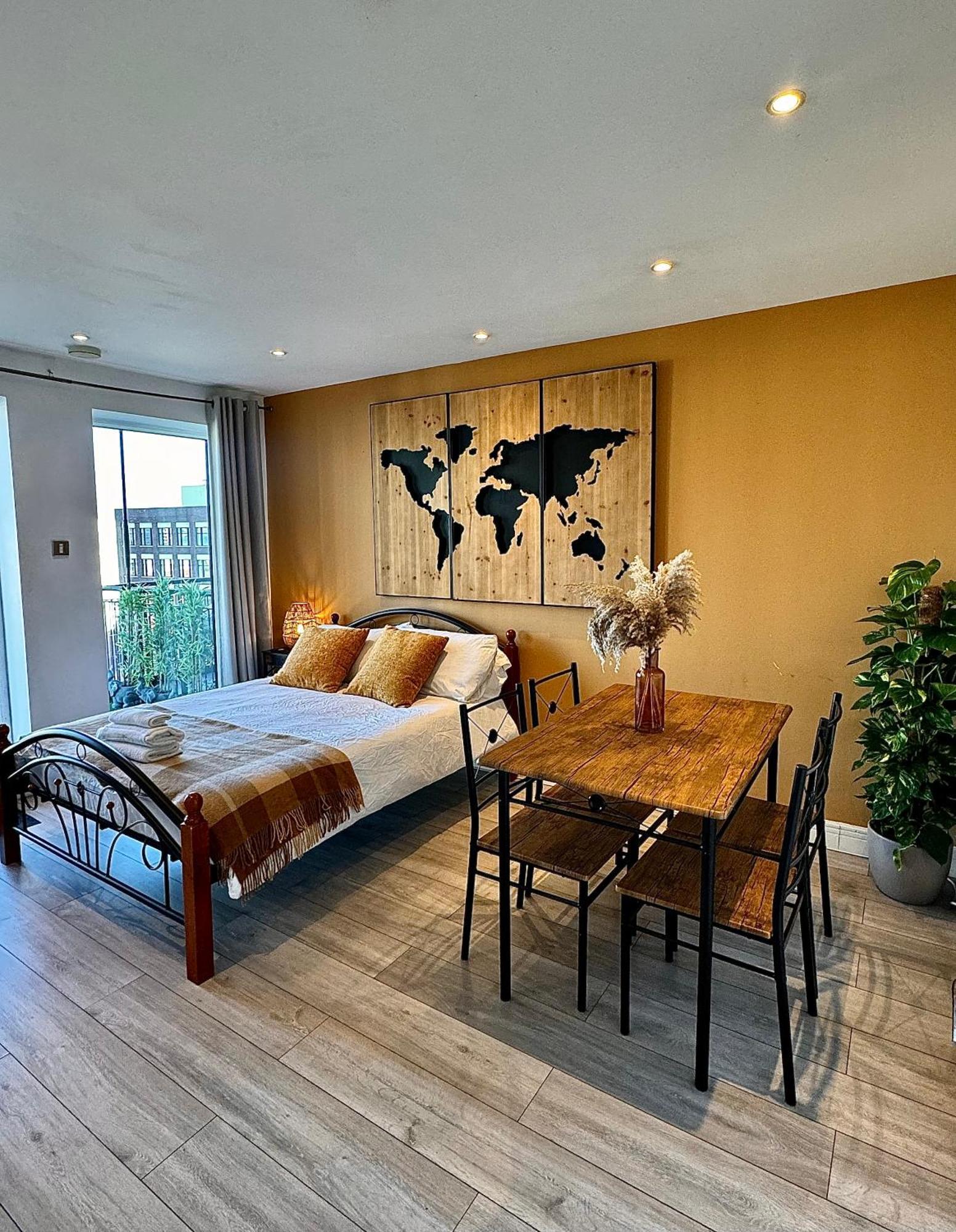 شقة Cozy Flat With Balcony لندن المظهر الخارجي الصورة